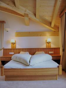 Un pat sau paturi într-o cameră la Hotel Gsieserhof