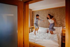 Postel nebo postele na pokoji v ubytování Hotel Akademie a depandance Vila Jarmila