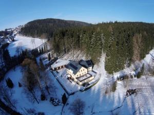 widok z powietrza na dom w śniegu w obiekcie Haus Wiesenbaude w mieście Bärenstein