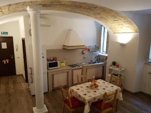 cocina con mesa y cocina con fogones en La Casa di Fabio, en Roma