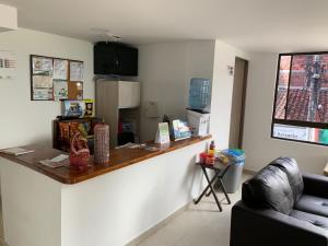 un bar en una habitación con sofá en Hotel Mirador San Esteban en La Tebaida