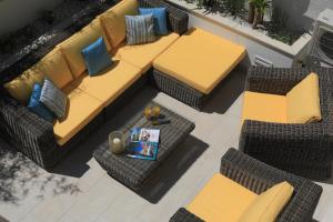 una vista aérea de un sofá, sillas y una mesa en Holiday Apartments Split, en Split