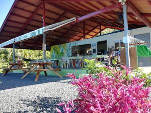 Un restaurante u otro lugar para comer en Cabanas Los Colibris Hotel Ecolodge