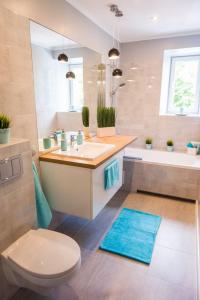 拉多姆的住宿－Apartament Poniatowskiego，浴室配有盥洗盆、卫生间和浴缸。