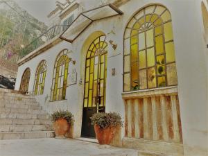 ein altes Gebäude mit Buntglasfenstern und Treppen in der Unterkunft Villa Mabel in Taormina