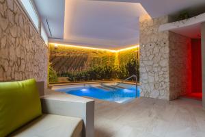 Bazén v ubytování Wine Hotel San Giacomo Activity & Wellness nebo v jeho okolí