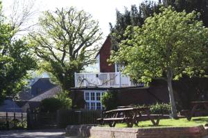 een picknicktafel voor een huis met een balkon bij The Hope Anchor in Rye