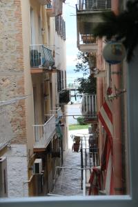 vista su un vicolo tra due edifici di La Finestrella a Gaeta