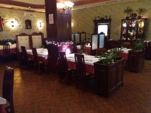Un restaurante o sitio para comer en Guesthouse "Kod Čileta"
