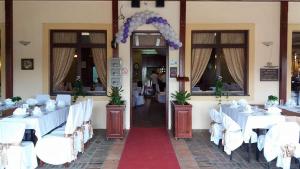 Un restaurante o sitio para comer en Guesthouse "Kod Čileta"