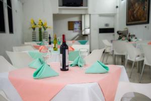 TV a/nebo společenská místnost v ubytování Hotel Bocagrande By GEH Suites