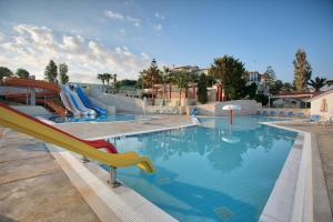 una piscina con un tobogán en un complejo en Rethymno Mare Royal & Water Park en Skaleta
