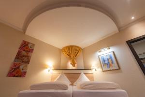 Postel nebo postele na pokoji v ubytování Hotel am Schloss
