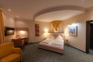 מיטה או מיטות בחדר ב-Hotel am Schloss