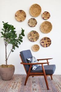 una habitación con una silla y platos en la pared en Art studio au bord de la mer, en El Jadida