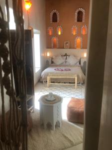 Postel nebo postele na pokoji v ubytování Riad Dar Zioui