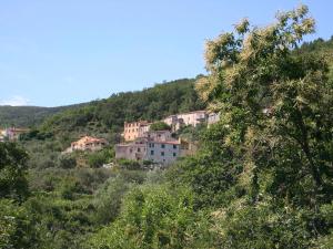 a village on the side of a hill at B&B Nelly G in Carbuta