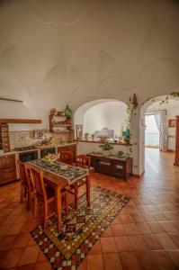 uma cozinha com mesa e cadeiras num quarto em La dimora degli Dei em Praiano