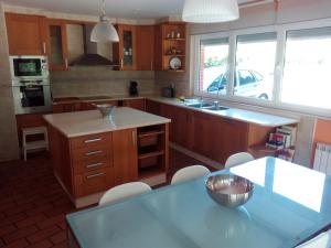 A kitchen or kitchenette at Villa Bosque Albite