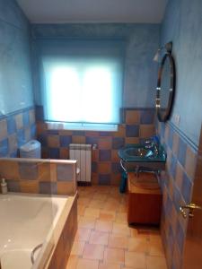 y baño con bañera, lavamanos y bañera. en Villa Bosque Albite, en Llanera