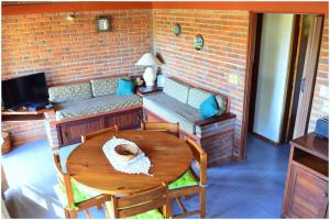 sala de estar con mesa de madera y sofá en Adi y Dina Cabañas en La Paloma