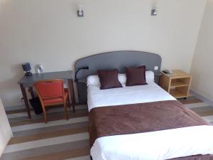Postel nebo postele na pokoji v ubytování Logis Hôtel de France
