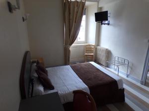 Postel nebo postele na pokoji v ubytování Logis Hôtel de France
