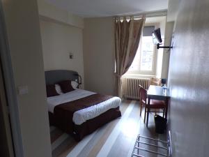 Postel nebo postele na pokoji v ubytování Logis Hôtel de France