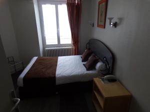Postel nebo postele na pokoji v ubytování Logis Hôtel de France