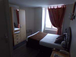 Postel nebo postele na pokoji v ubytování Logis Hôtel de France