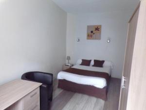 Postel nebo postele na pokoji v ubytování Logis Hôtel de France