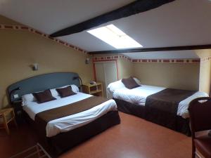 Postel nebo postele na pokoji v ubytování Logis Hôtel de France