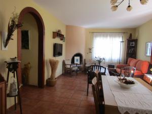 a living room with a table and a dining room at el jardinet in Borredá