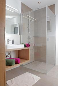 een badkamer met een douche en een wastafel bij Appartementhaus Reiter Village Room in Altenmarkt im Pongau