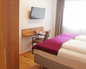 a hotel room with a bed and a tv at Appartementhaus Reiter Village Room in Altenmarkt im Pongau