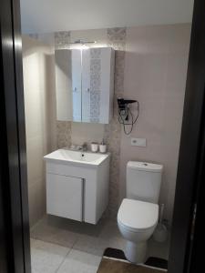 モルシンにあるVillaMariaのバスルーム(白いトイレ、シンク付)