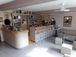 Lounge nebo bar v ubytování Logis Hôtel de France