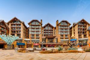 un grupo de edificios altos en un patio en Solaris Residences en Vail