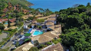 een luchtzicht op een resort met de oceaan bij Hotel Pousada Experience João Fernandes in Búzios