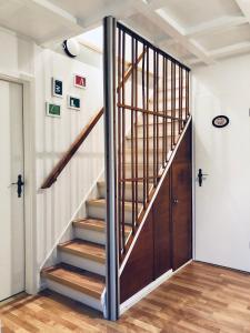 a staircase in a house with a wooden door at Wallstrasse 2 in Stadthagen