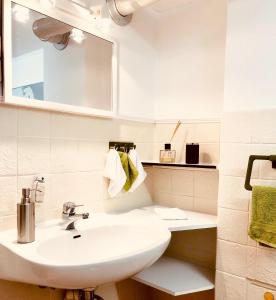 La salle de bains est pourvue d'un lavabo et d'un miroir. dans l'établissement Wallstrasse 2, à Stadthagen