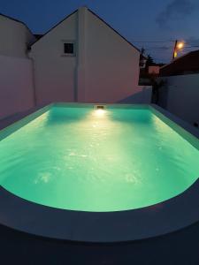 uma grande piscina de água verde numa casa em Casas do Patheo em Gaieiras