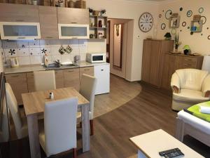 Kuchyňa alebo kuchynka v ubytovaní My Home Apartman