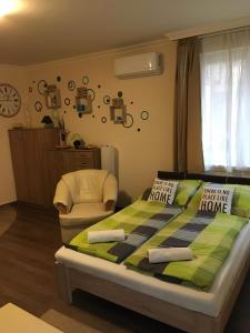 Posteľ alebo postele v izbe v ubytovaní My Home Apartman