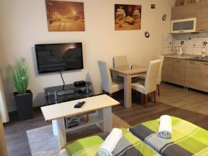 Kuchyňa alebo kuchynka v ubytovaní My Home Apartman