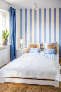 Postel nebo postele na pokoji v ubytování APARTAMENT SEASHELL KOŁOBRZEG BOCIANIE GNIAZDO