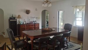 una sala da pranzo con tavolo e sedie in legno di Maurrocks - A Pocono Mountains B&B a Mount Pocono