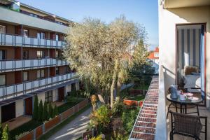 Balkón nebo terasa v ubytování APARTAMENT SEASHELL KOŁOBRZEG BOCIANIE GNIAZDO