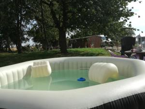 een bad gevuld met water in een tuin bij Anim'O Perch' & Gîtes (AOPEG) in Mézières-au-Perche