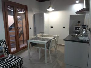 カセレスにあるCaleros 8 Apartamento - Apartamentos de la Parte Antigua de Cáceresの小さなキッチン(テーブル、冷蔵庫付)